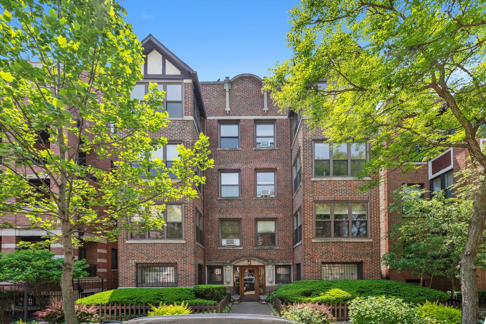 629 W BUCKINGHAM Place Unit: 3E