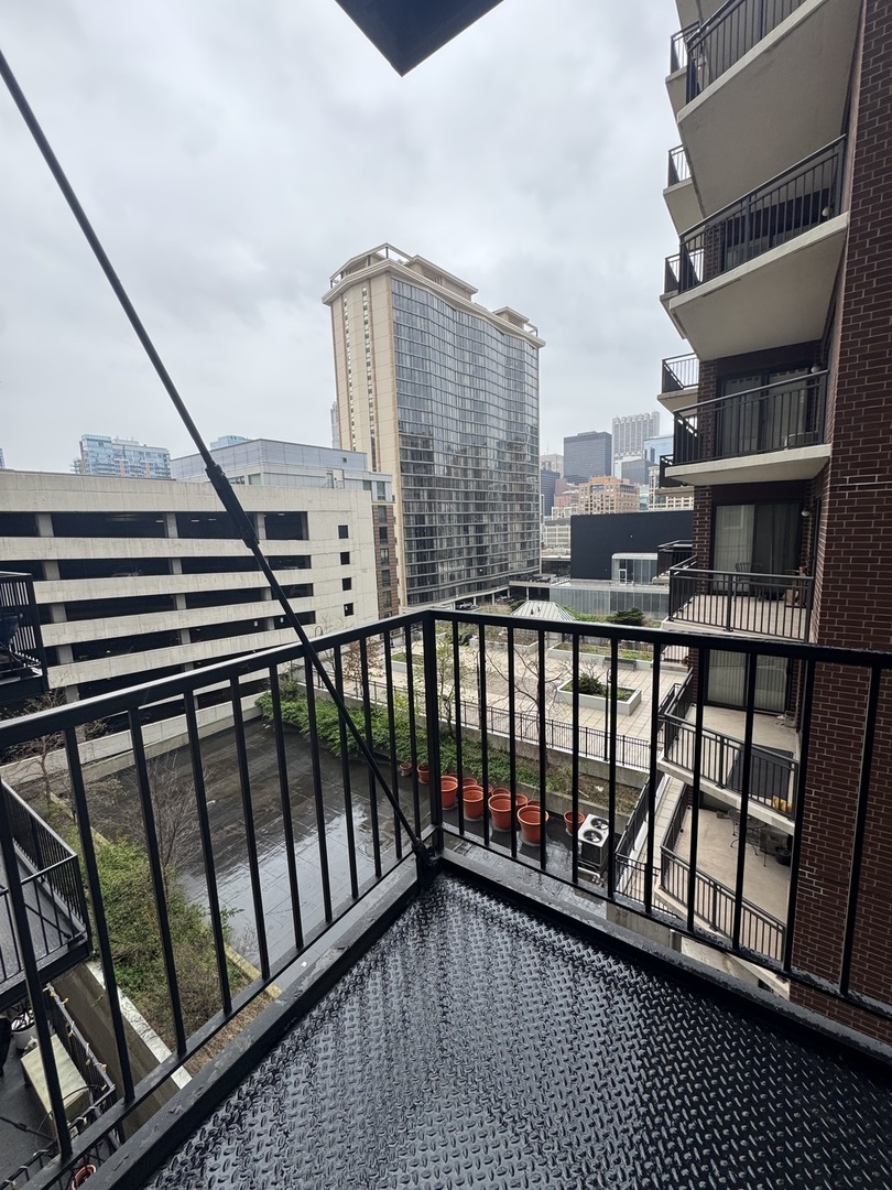 40 E 9th Street Unit: 907
