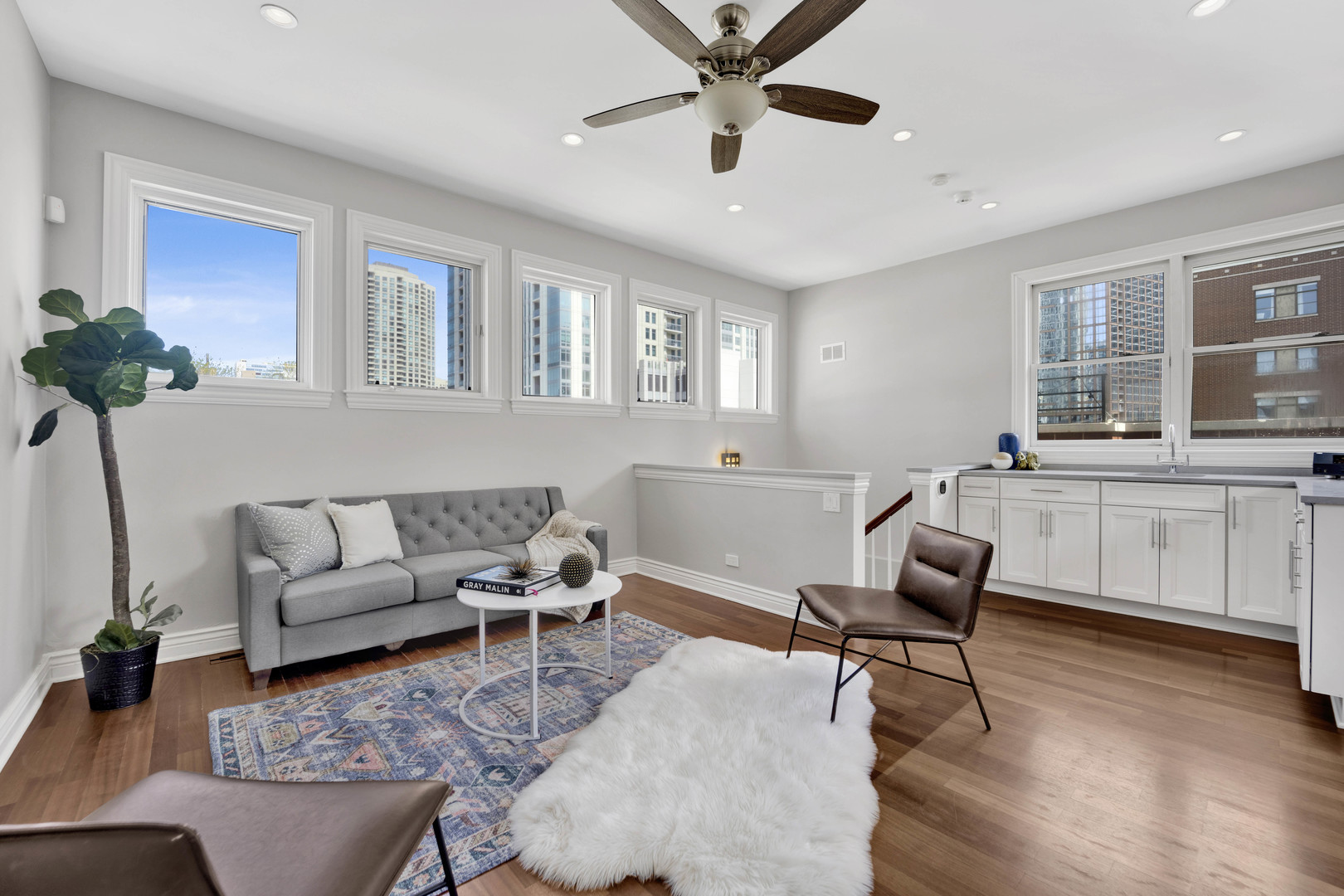 334 N JEFFERSON Street Unit: D