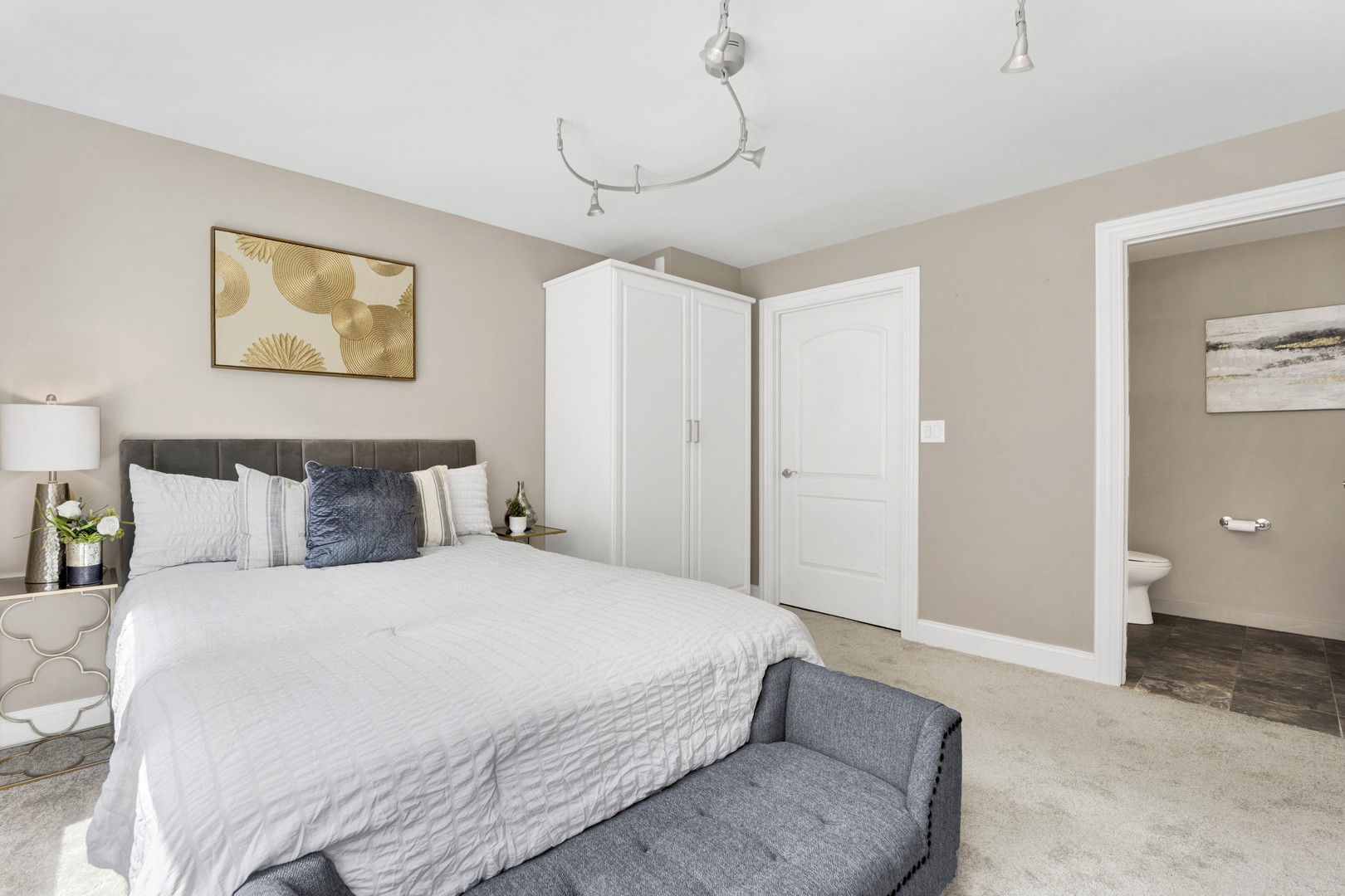 334 N JEFFERSON Street Unit: D