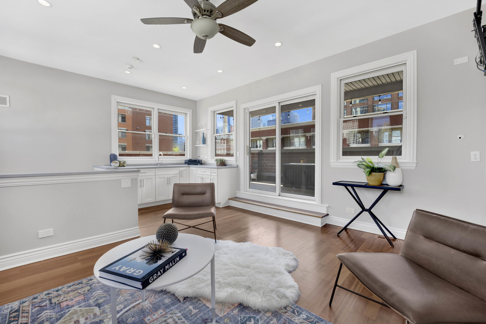 334 N JEFFERSON Street Unit: D