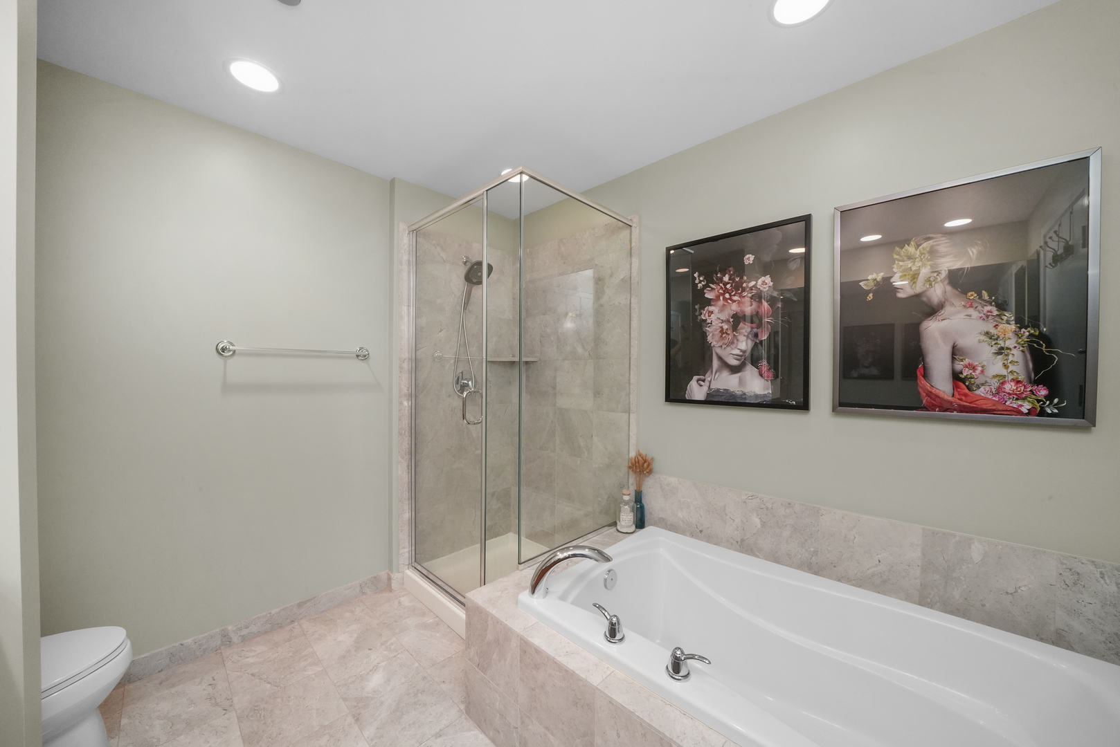 600 N Lake Shore Drive Unit: 807
