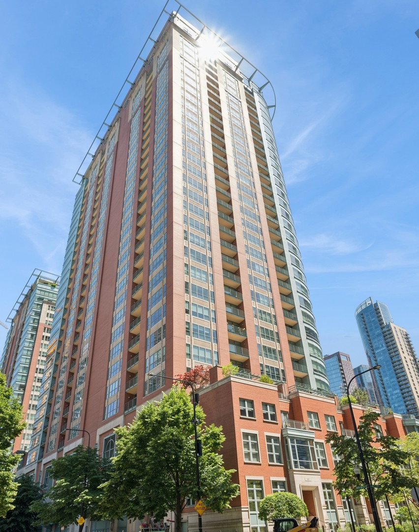 415 E NORTH WATER Street Unit: 806