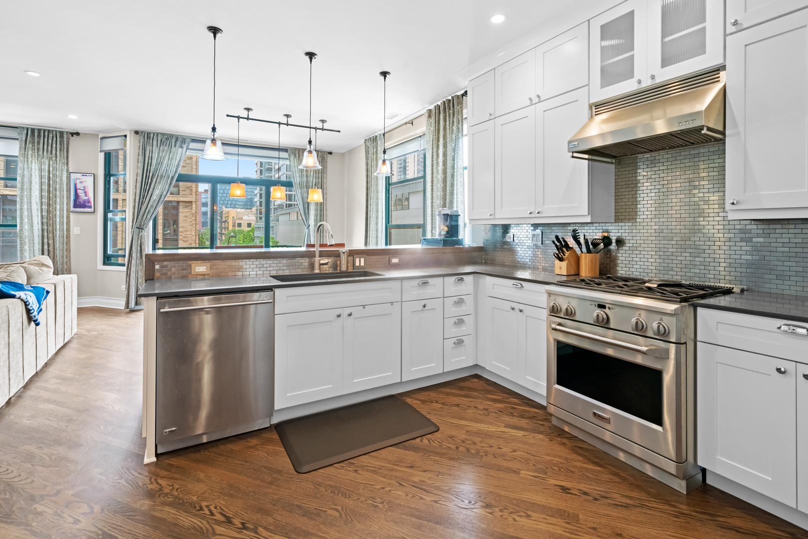 841 W Monroe Street Unit: 4A