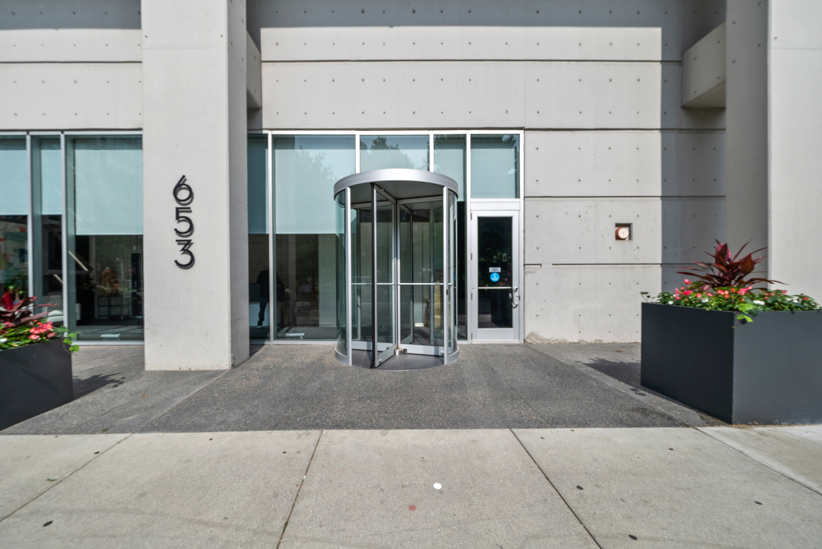 653 N Kingsbury Street Unit: 1006