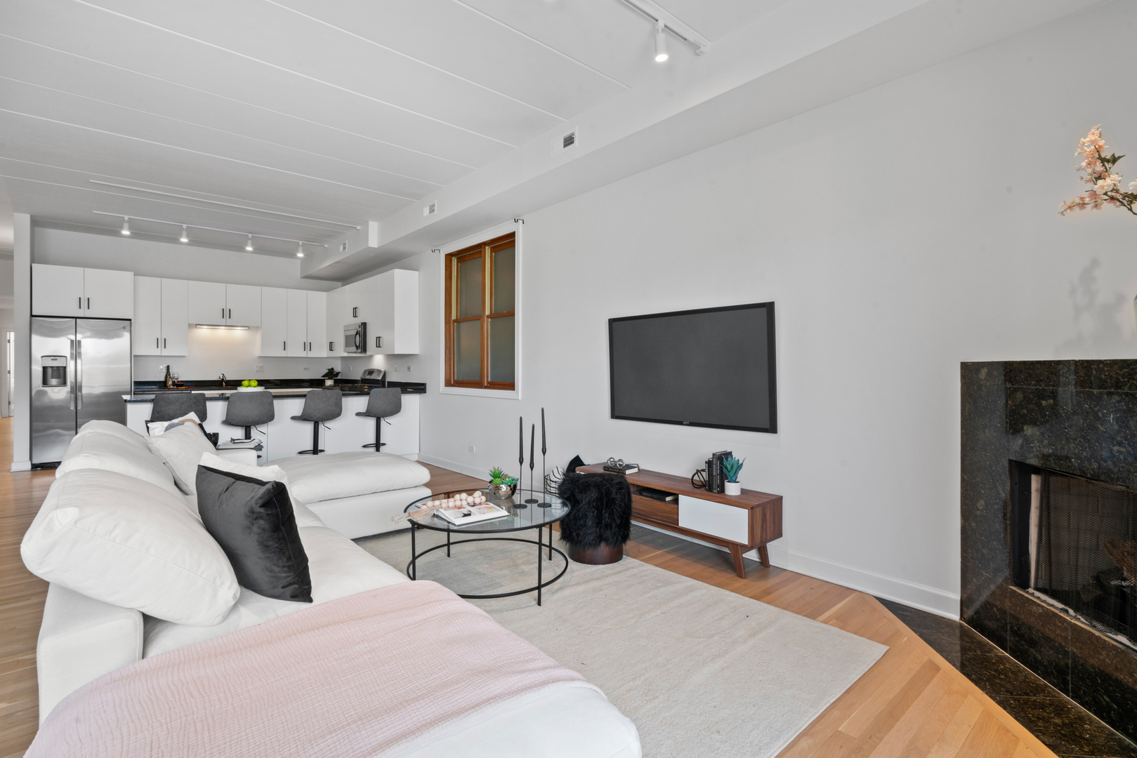 1332 W Madison Street Unit: 2E