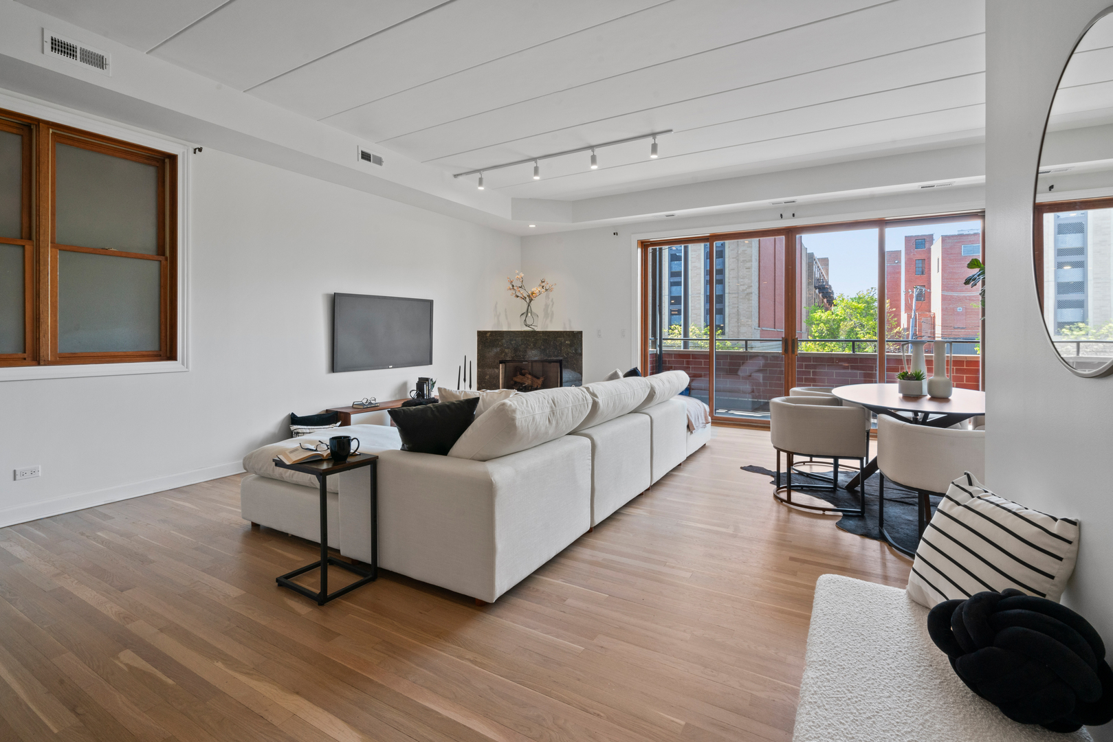 1332 W Madison Street Unit: 2E