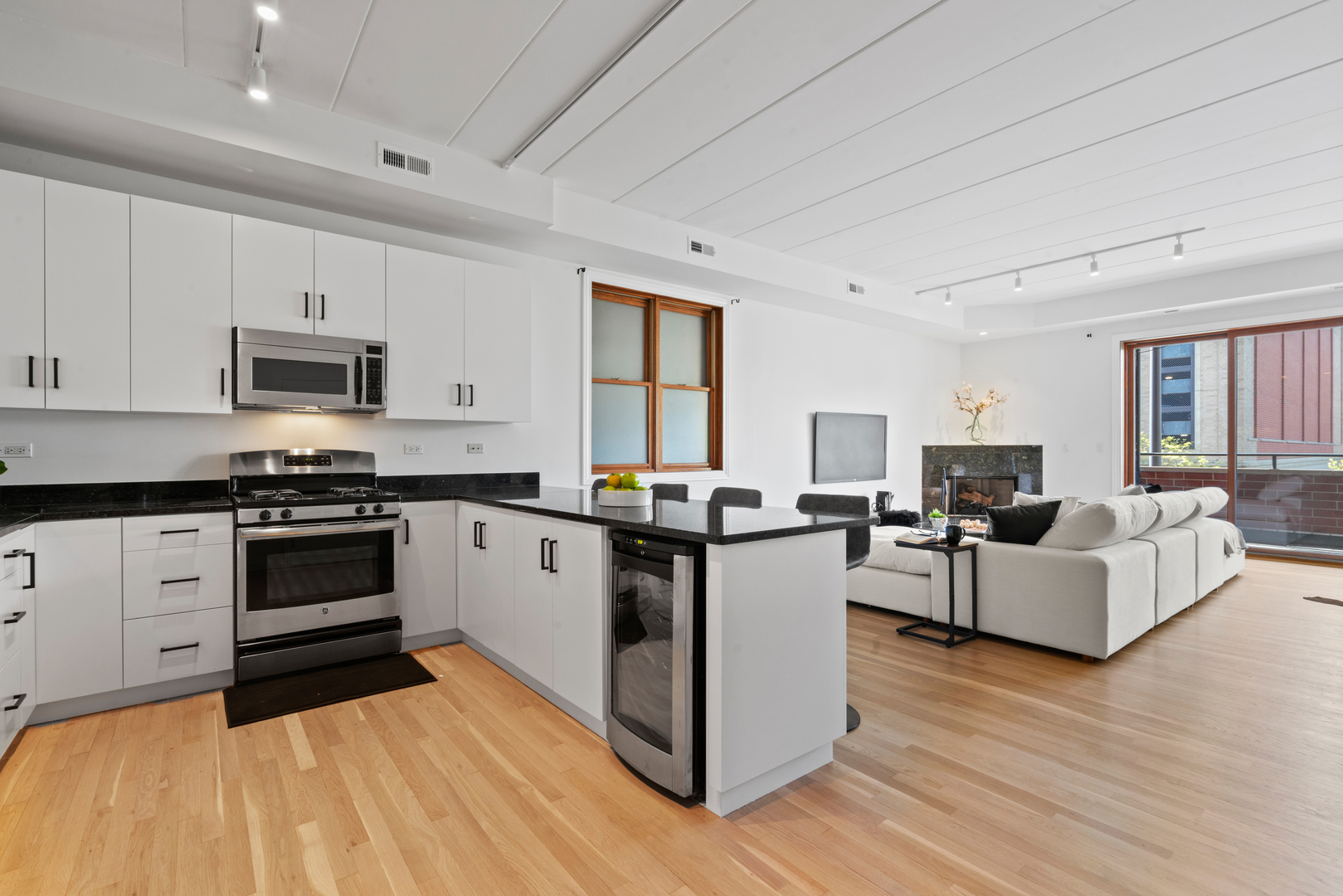 1332 W Madison Street Unit: 2E