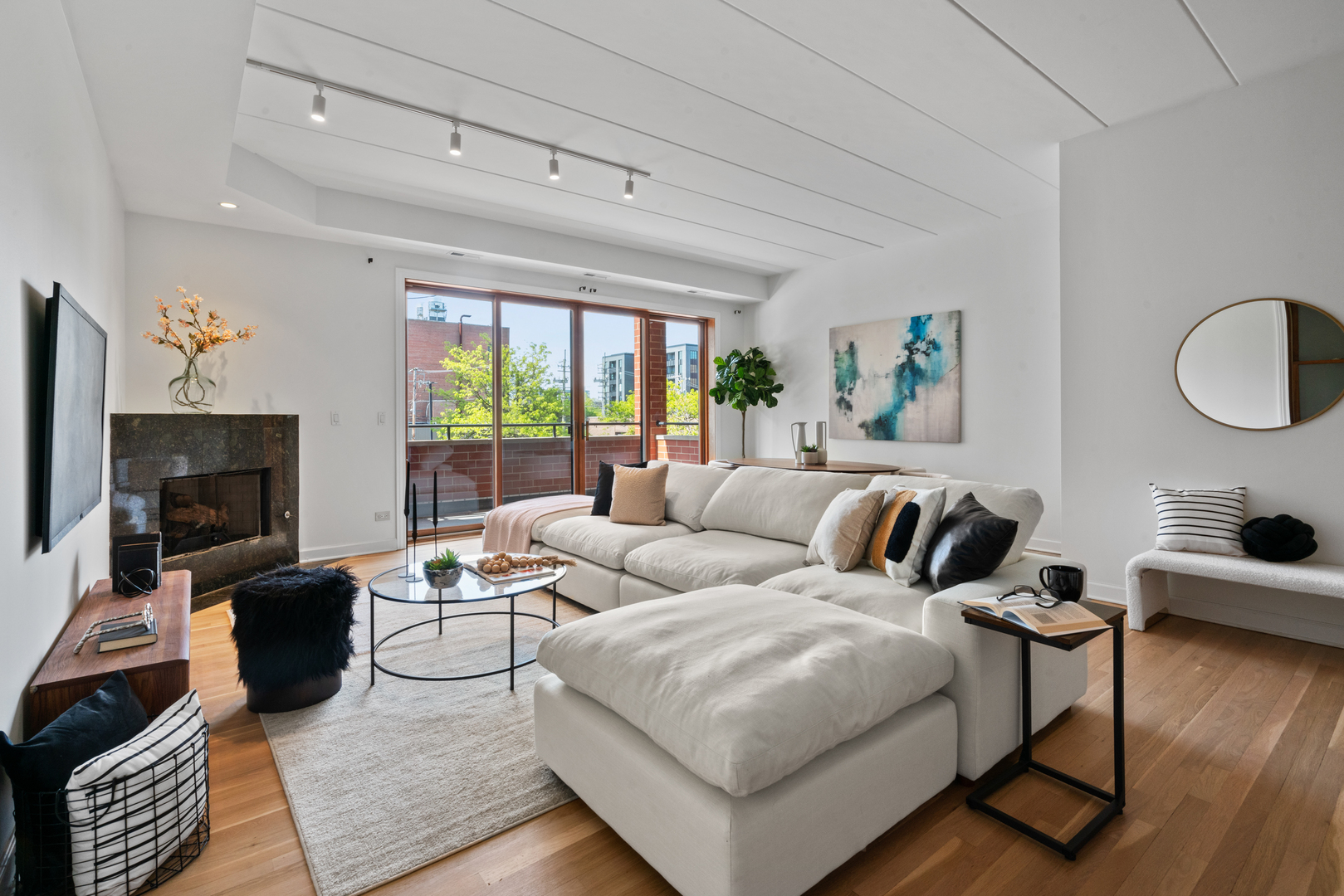 1332 W Madison Street Unit: 2E