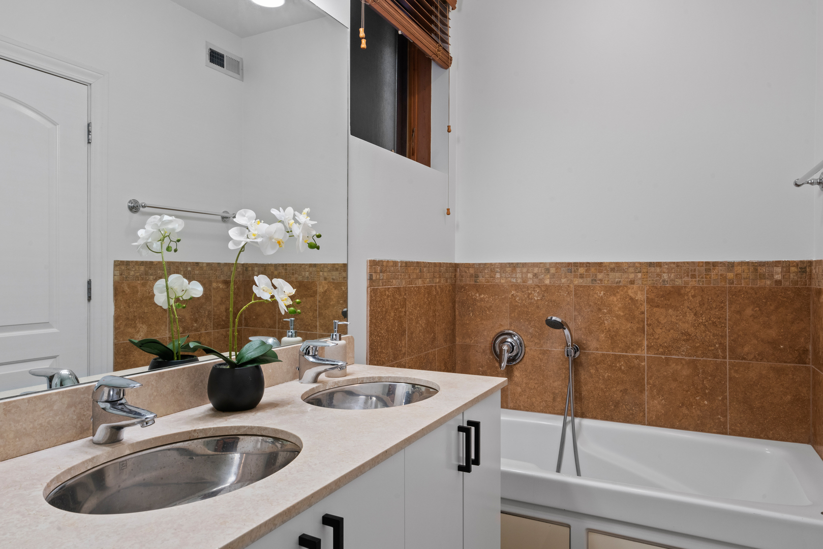 1332 W Madison Street Unit: 2E