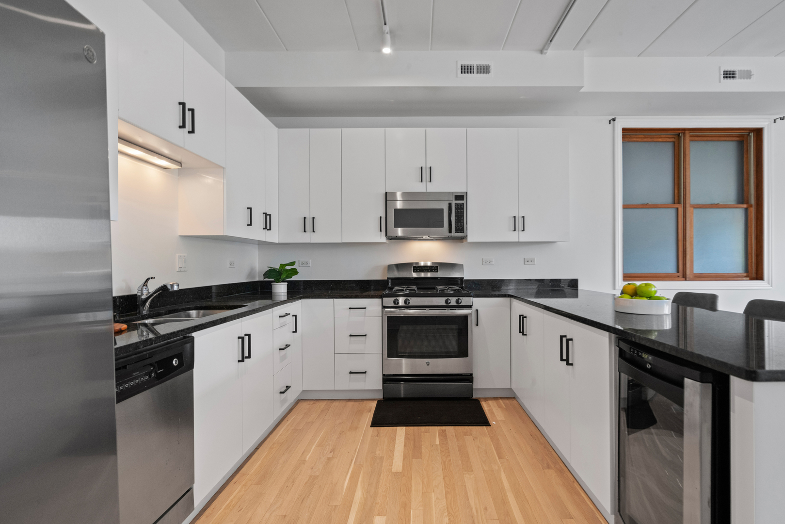 1332 W Madison Street Unit: 2E