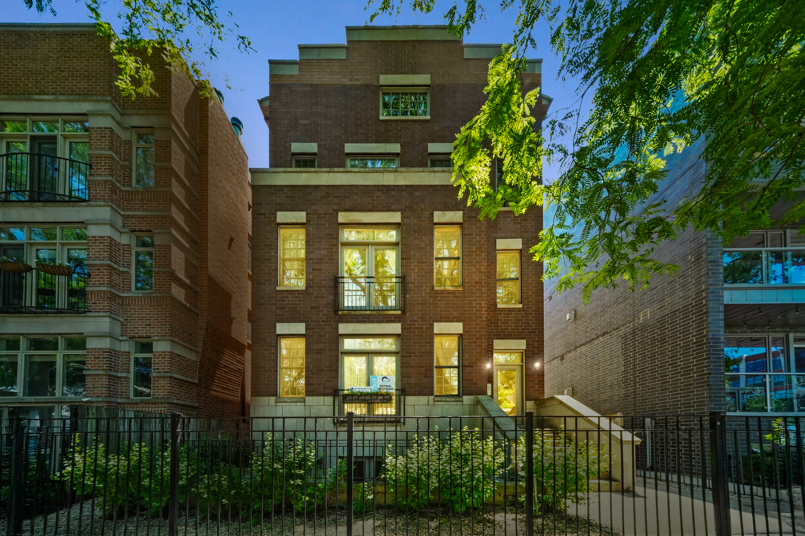 1749 W Roscoe Street Unit: 1