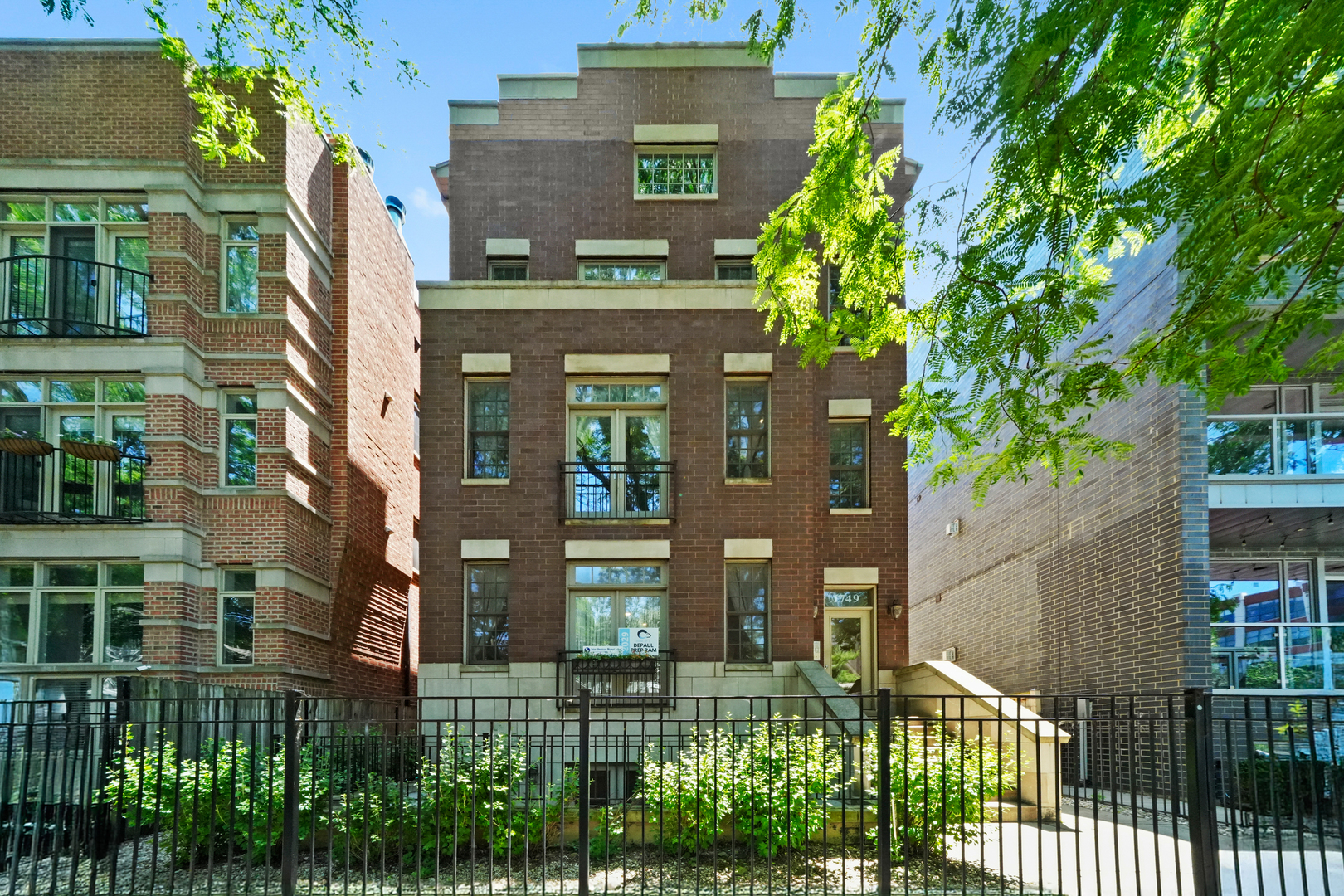 1749 W Roscoe Street Unit: 1