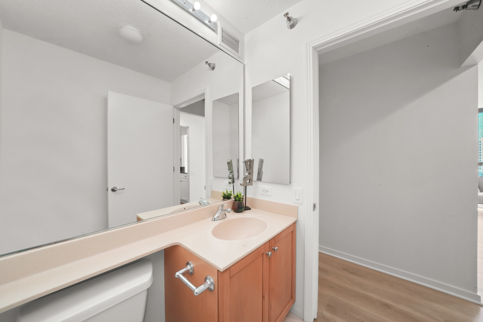 400 N LaSalle Drive Unit: 2007