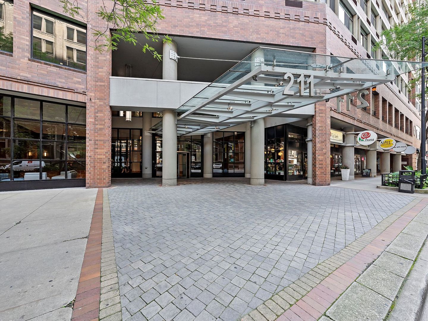 211 E Ohio Street Unit: 307