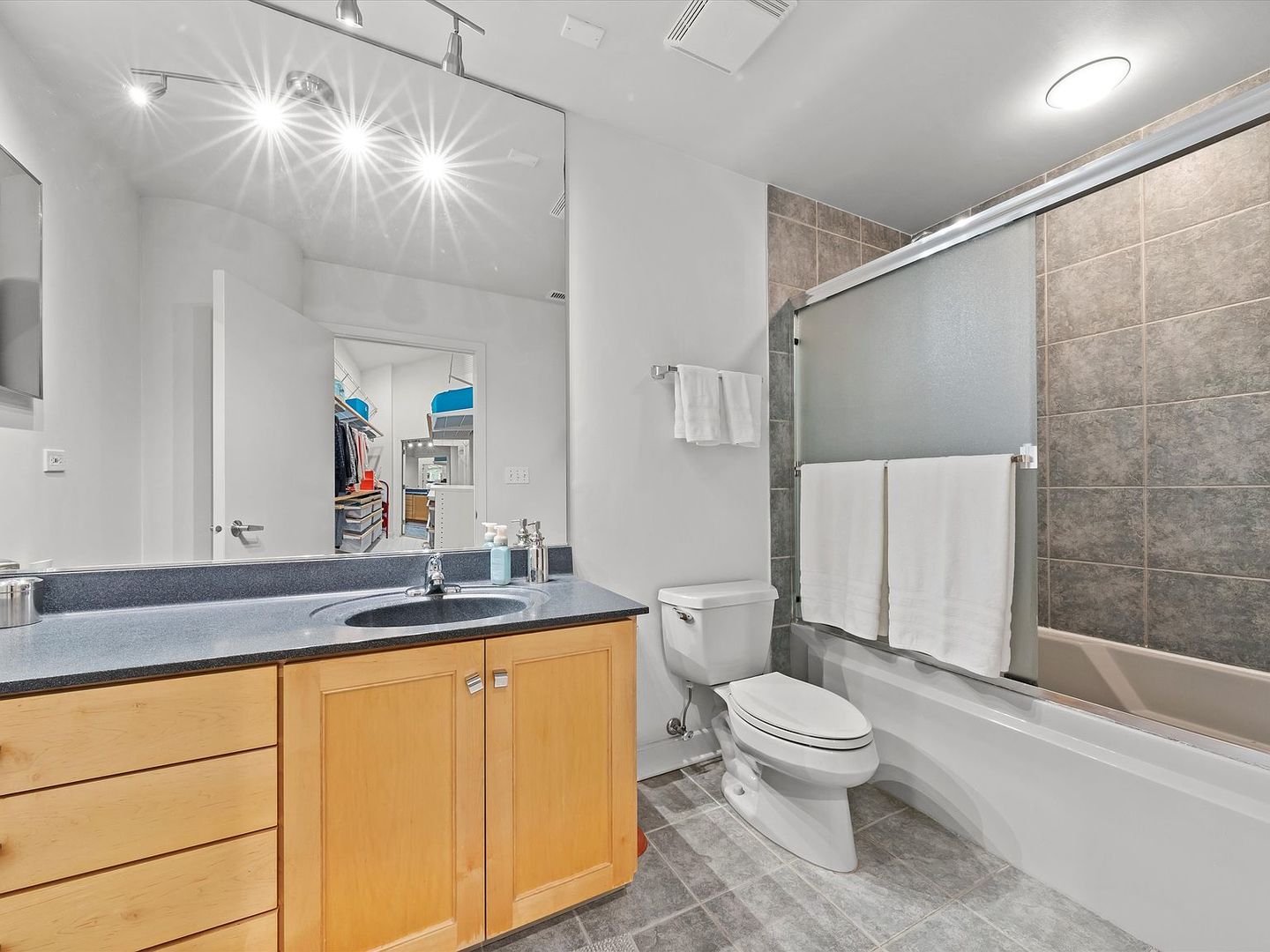 211 E Ohio Street Unit: 307