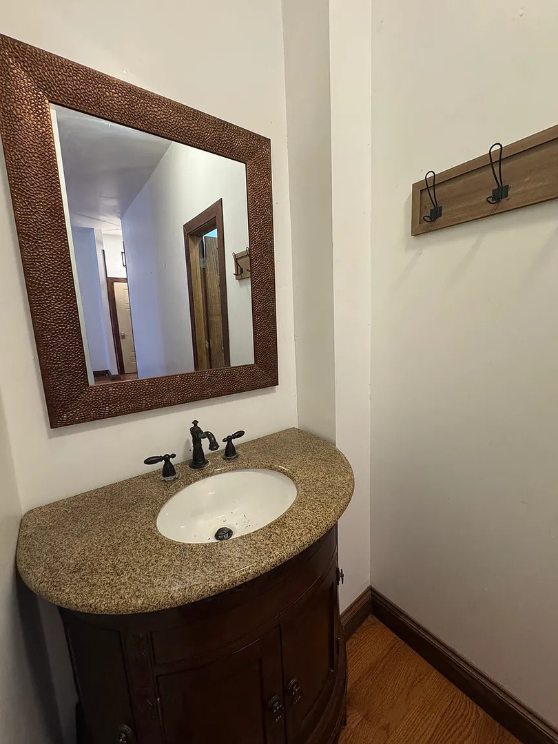 2425 N CLYBOURN Avenue Unit: 1F