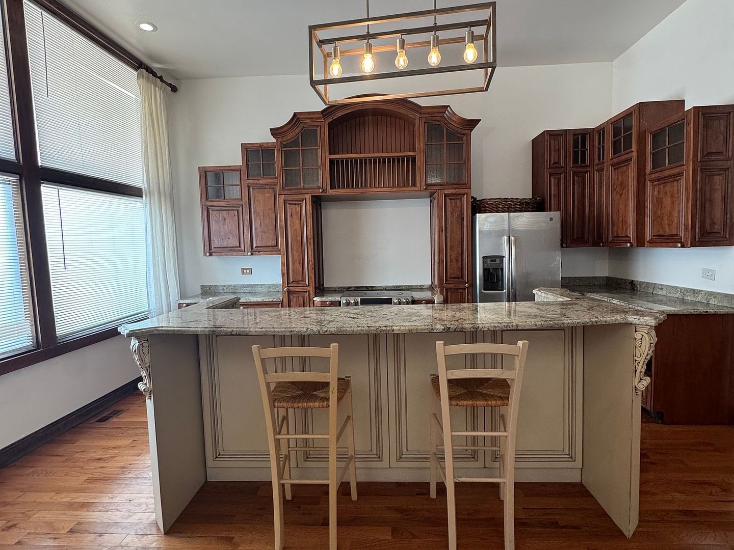2425 N CLYBOURN Avenue Unit: 1F