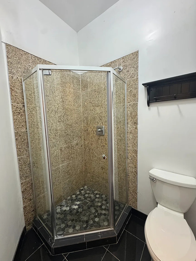2425 N CLYBOURN Avenue Unit: 1F