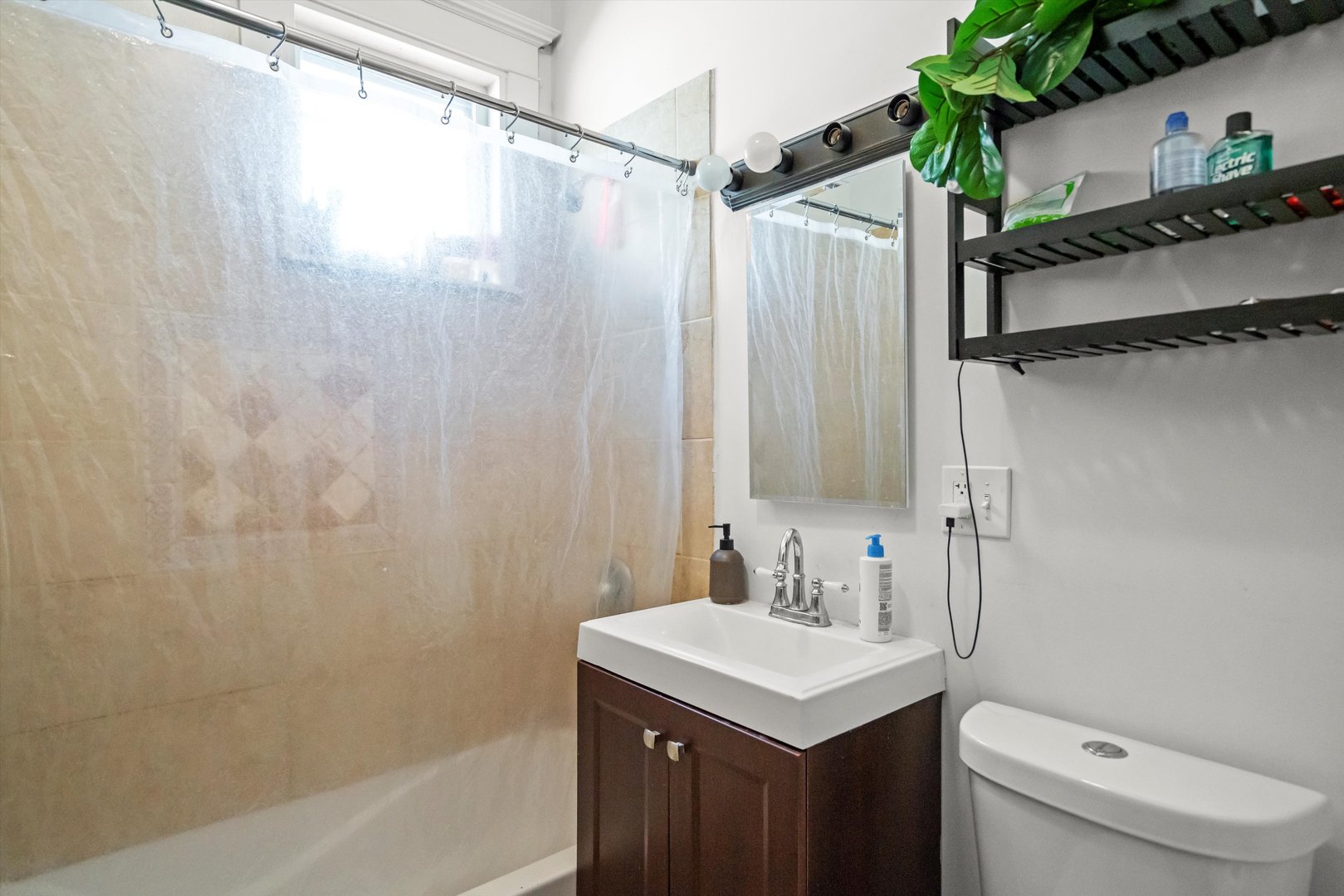 1911 W Newport Avenue Unit: 2