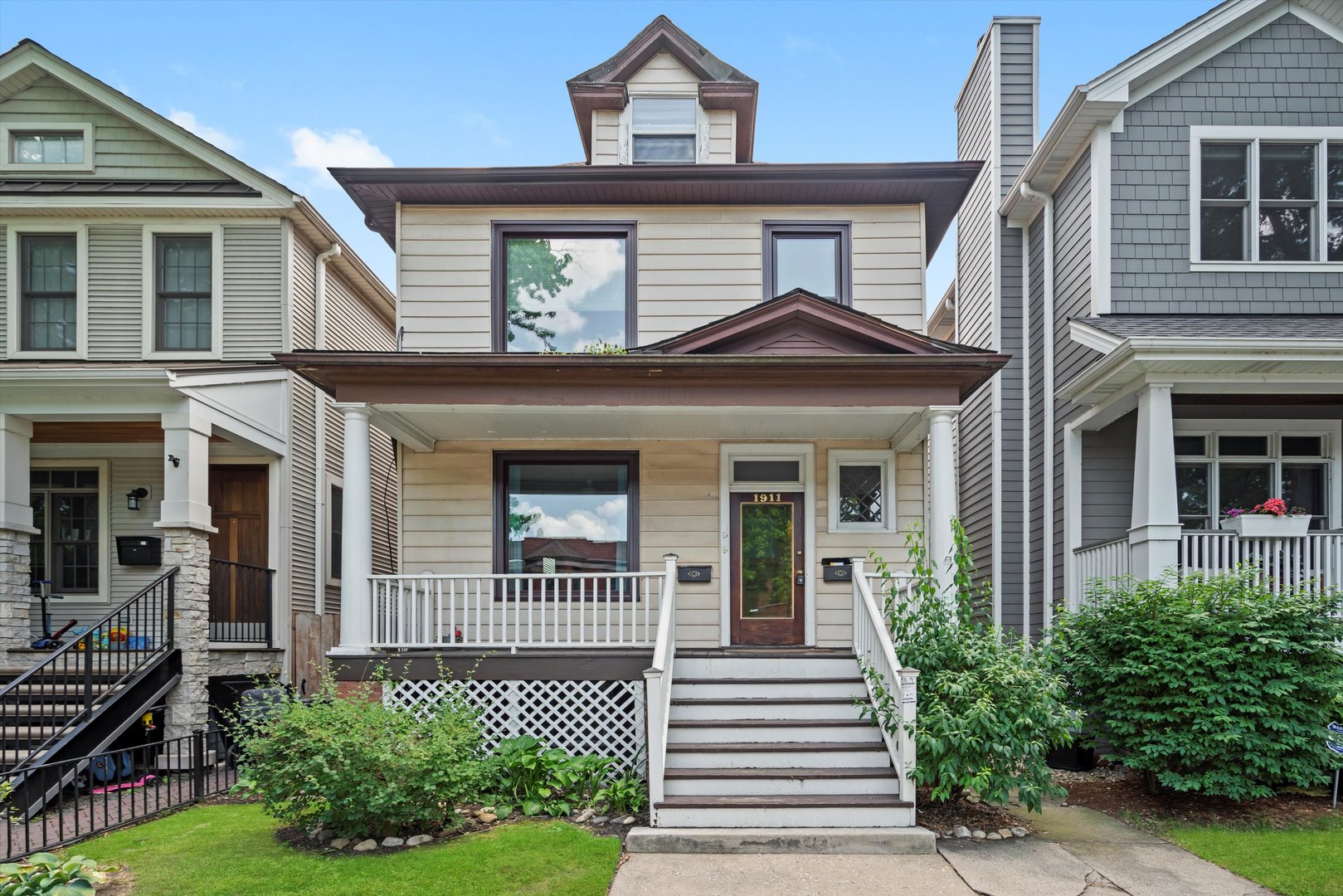 1911 W Newport Avenue Unit: 2