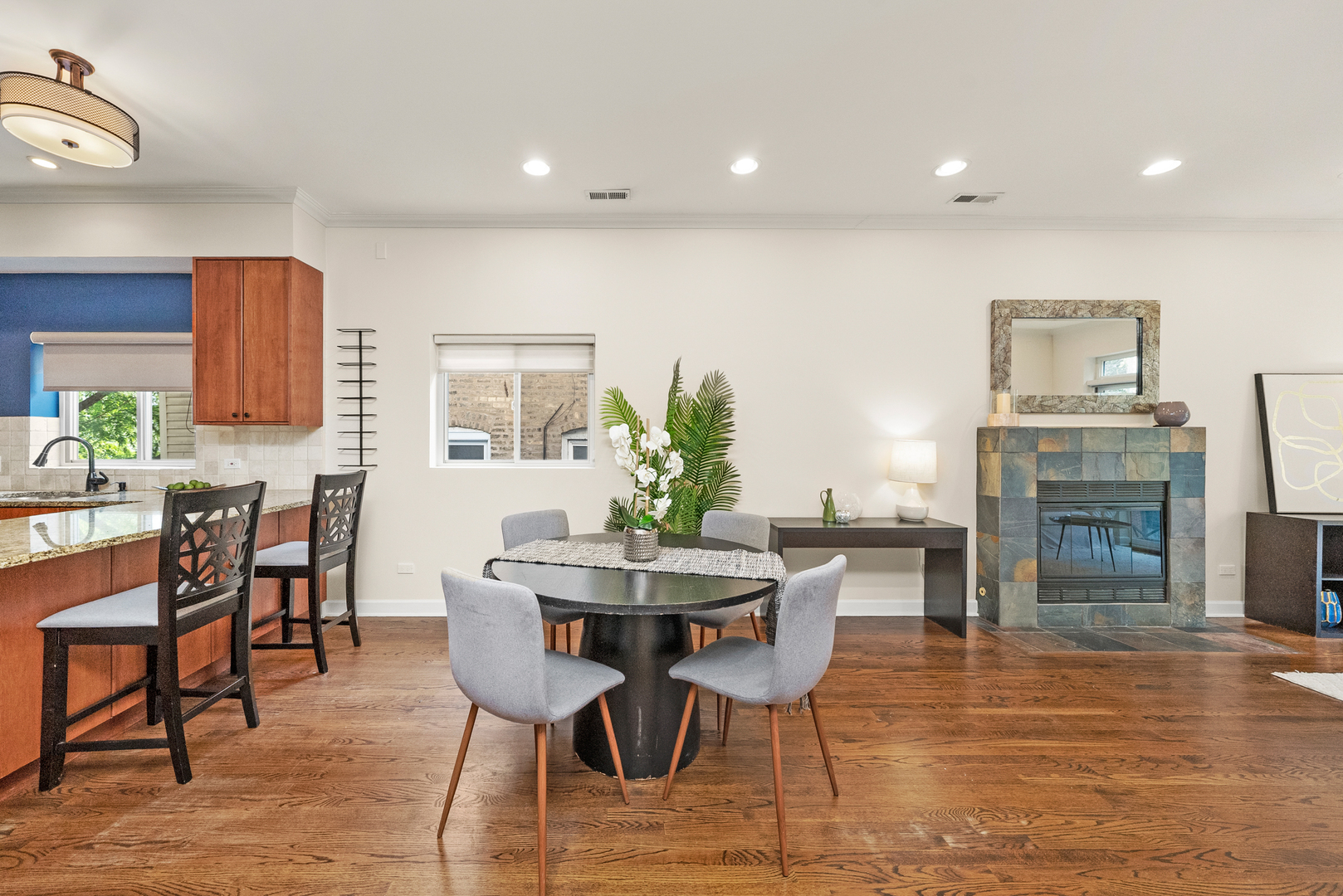 2031 W Saint Paul Avenue Unit: 2W