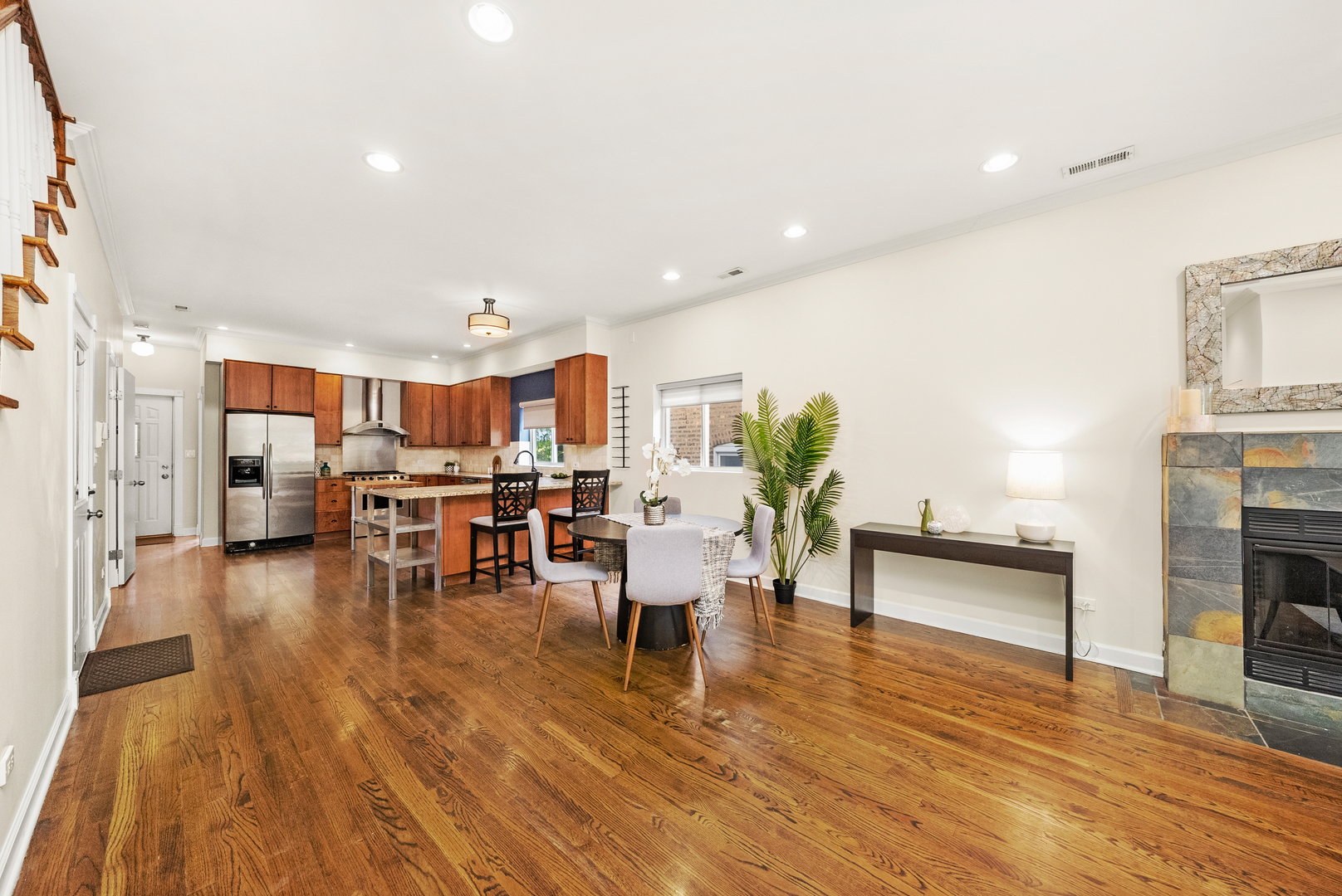 2031 W Saint Paul Avenue Unit: 2W