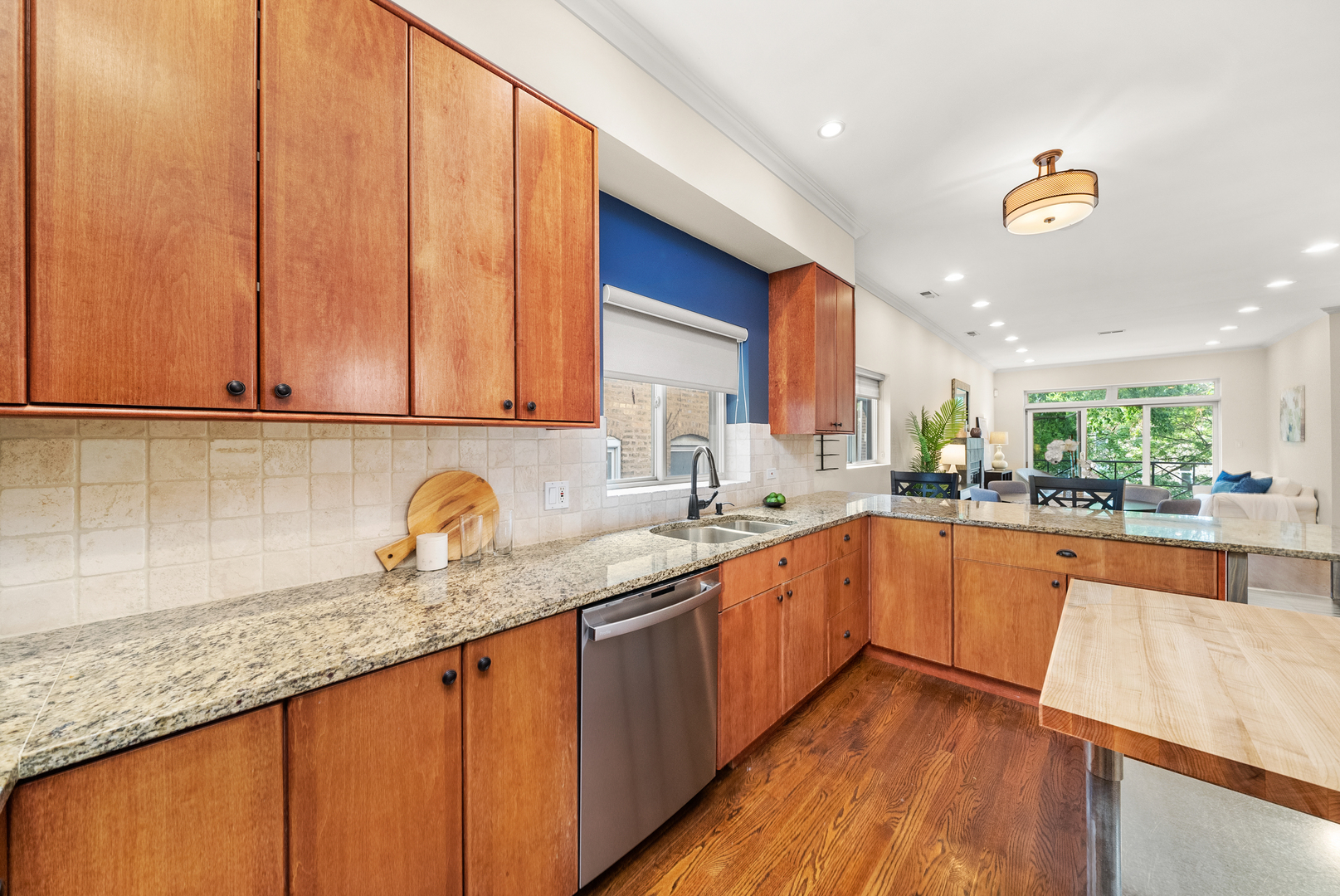 2031 W Saint Paul Avenue Unit: 2W