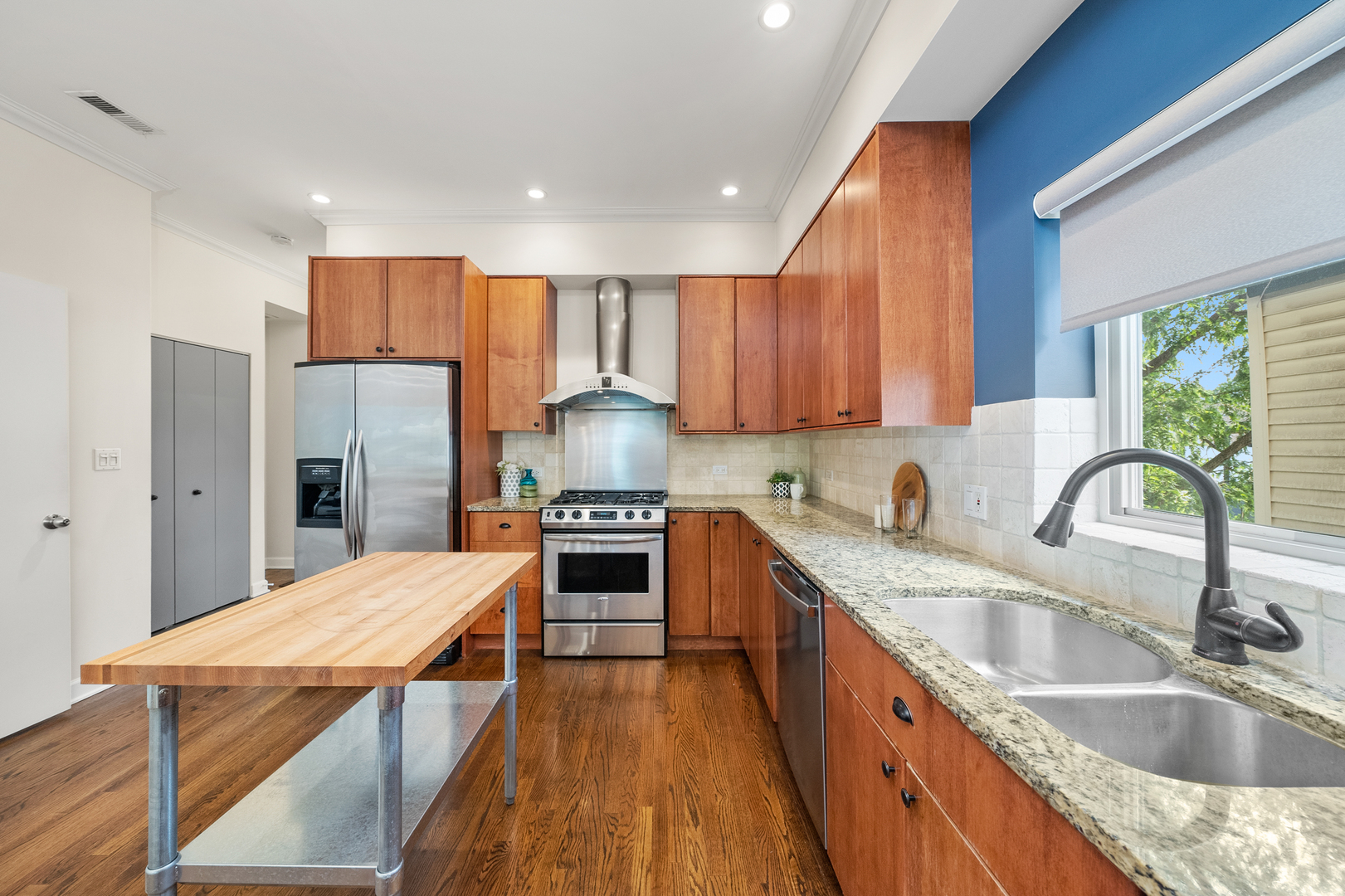 2031 W Saint Paul Avenue Unit: 2W