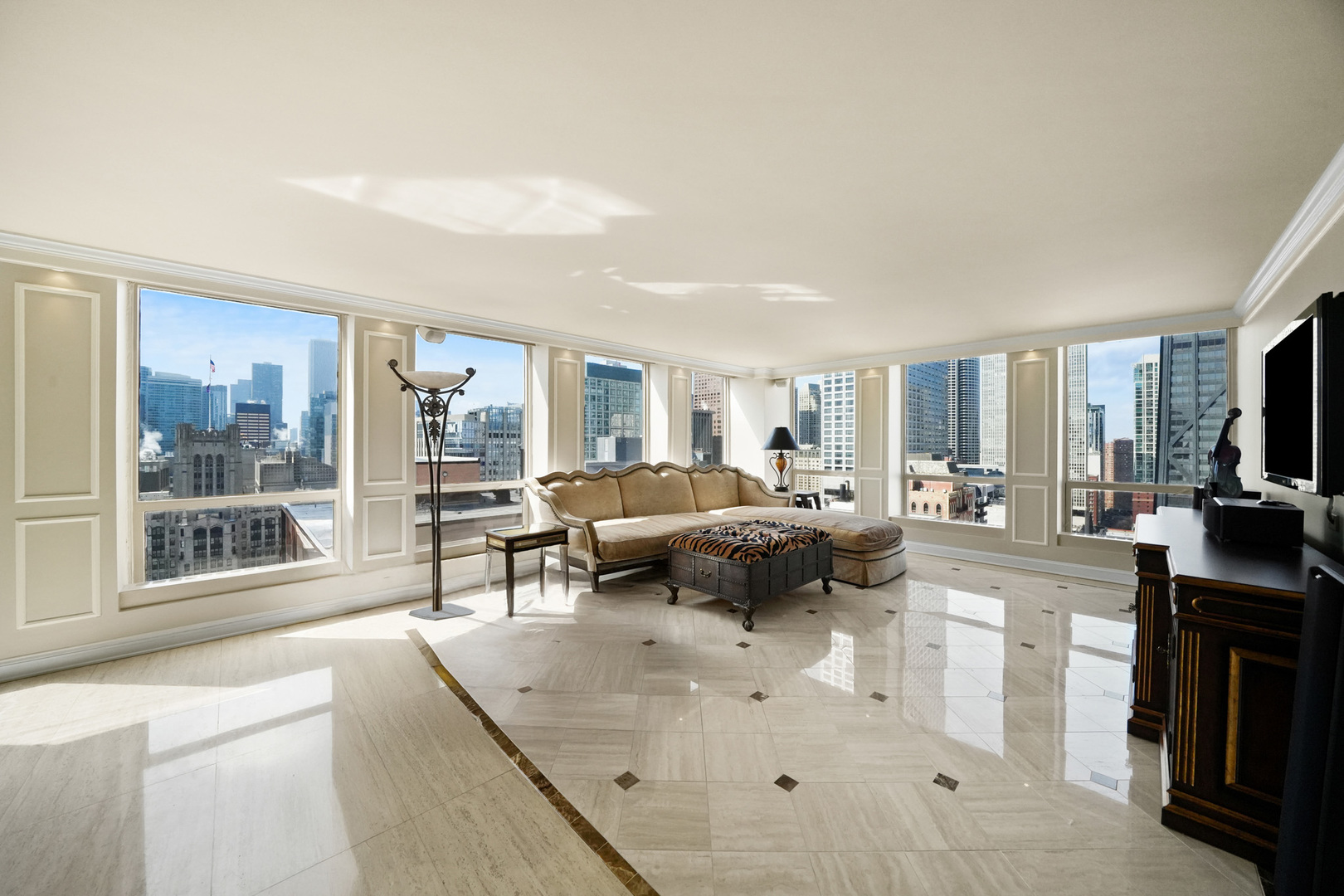 260 E CHESTNUT Street Unit: 3001