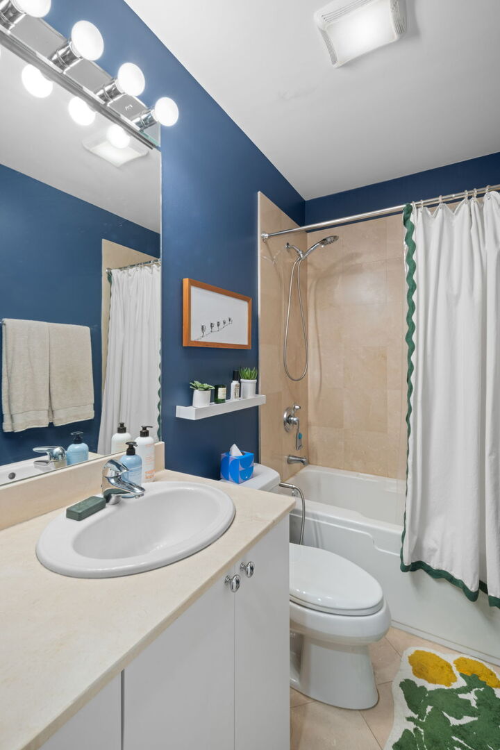 2058 N Western Avenue Unit: 301