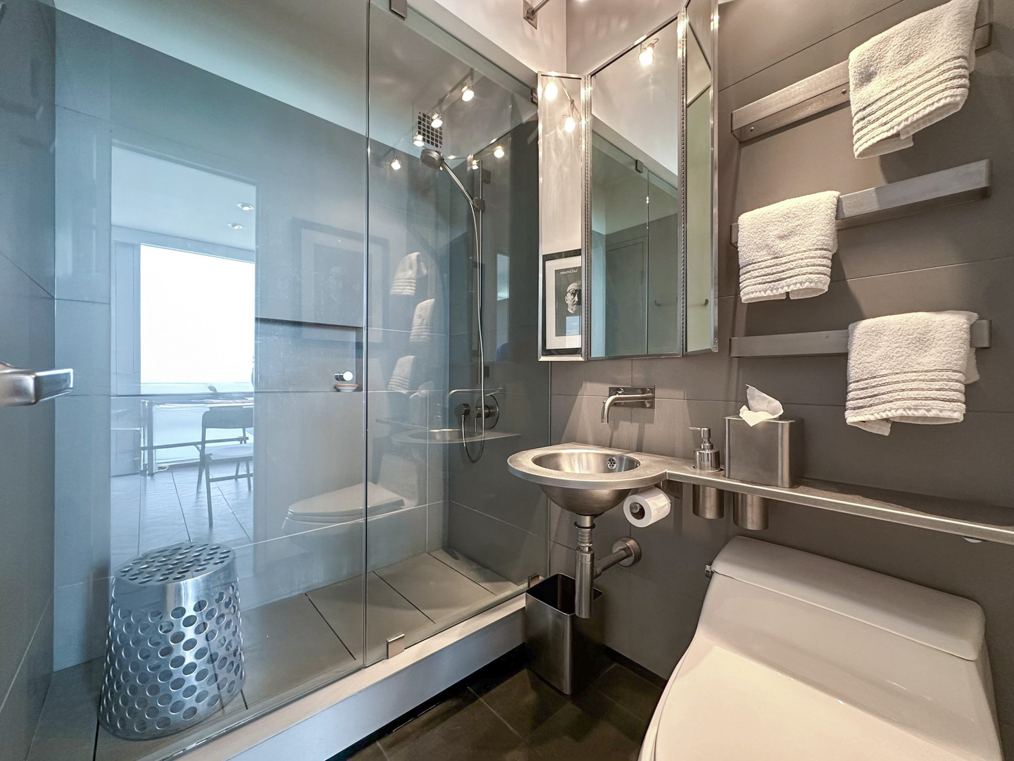 880 N Lake Shore Drive Unit: 19A