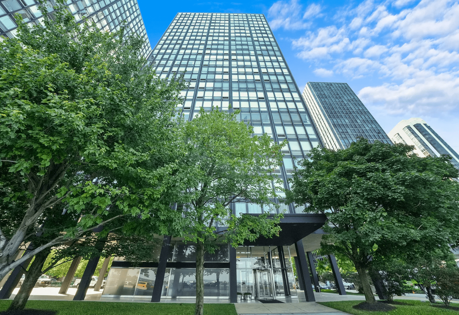 880 N Lake Shore Drive Unit: 19A