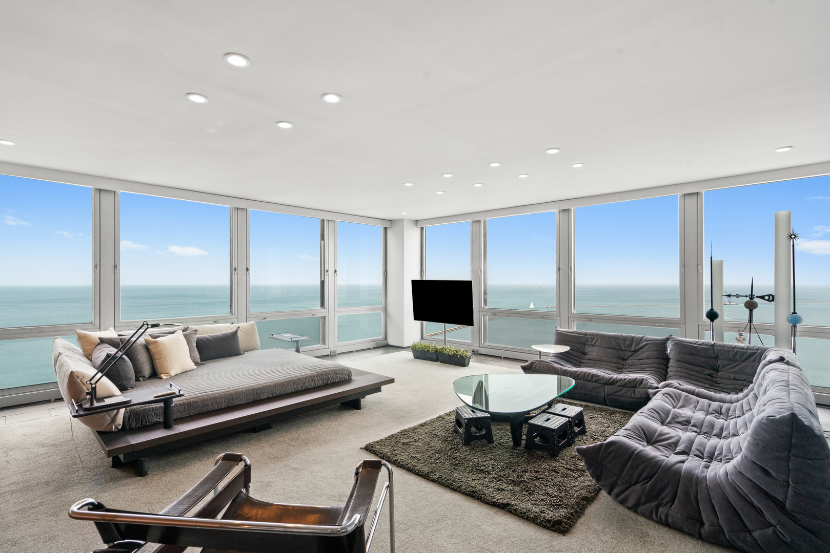 880 N Lake Shore Drive Unit: 19A