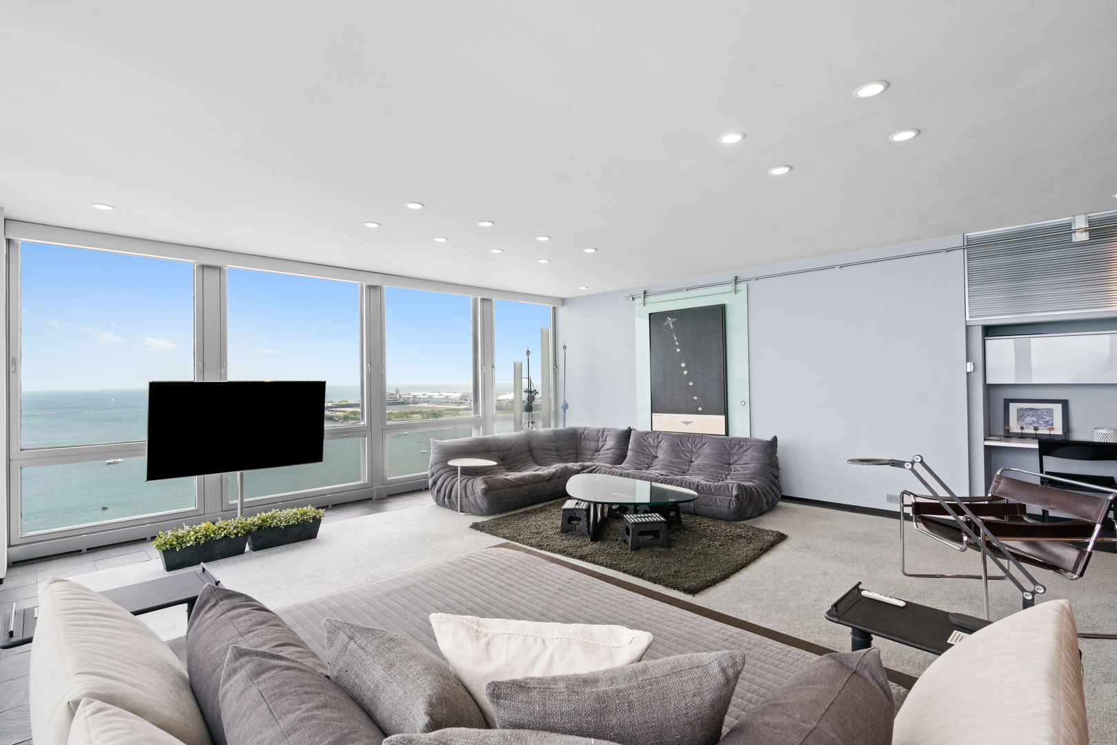 880 N Lake Shore Drive Unit: 19A
