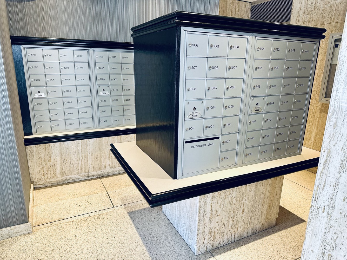 88 W Schiller Street Unit: 2301