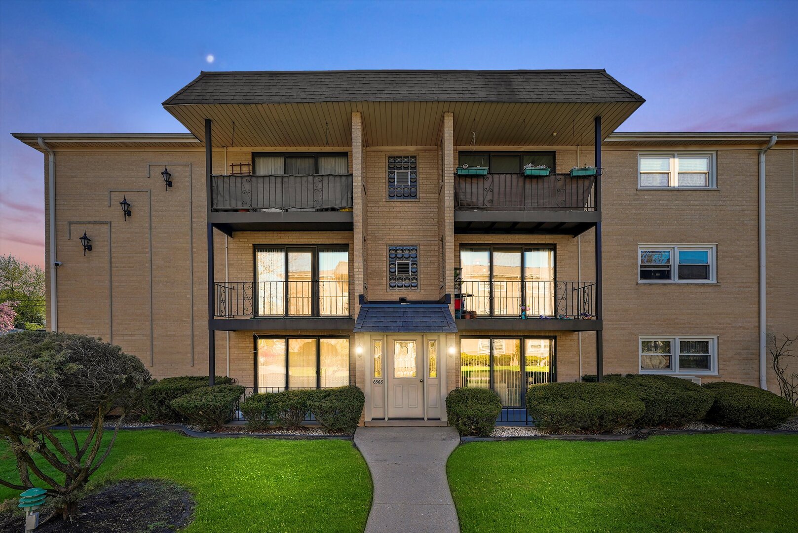 6568 W Roscoe Street Unit: 2N