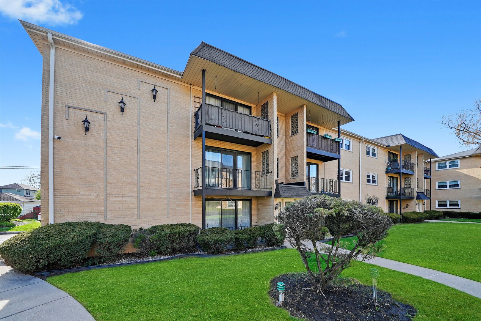 6568 W Roscoe Street Unit: 2N