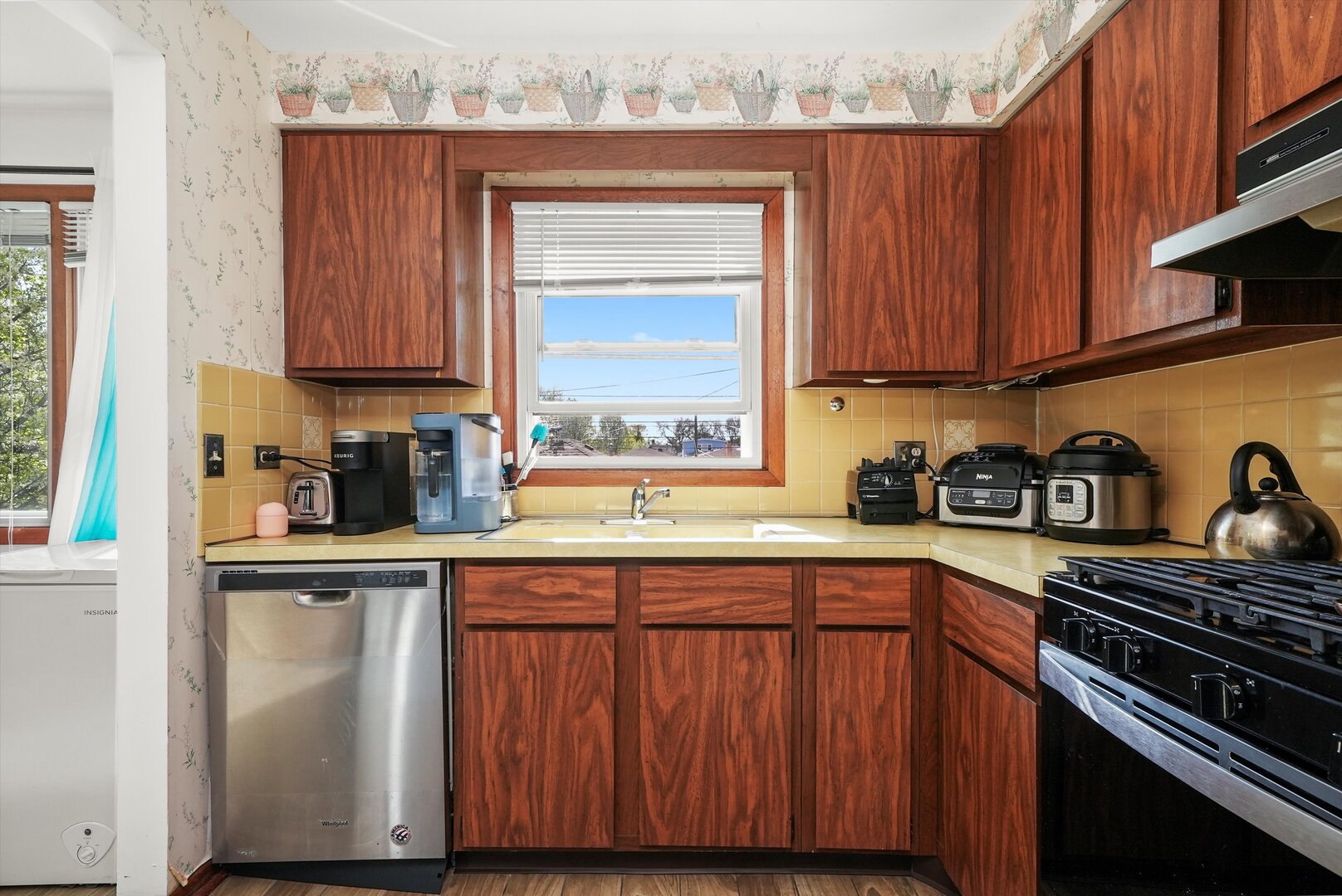 6568 W Roscoe Street Unit: 2N