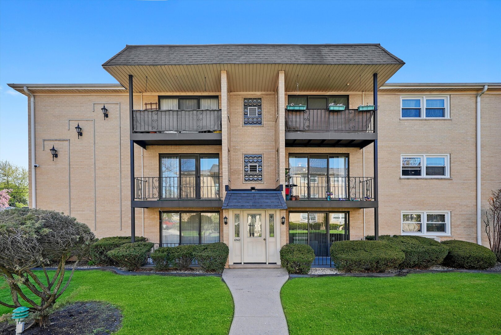 6568 W Roscoe Street Unit: 2N