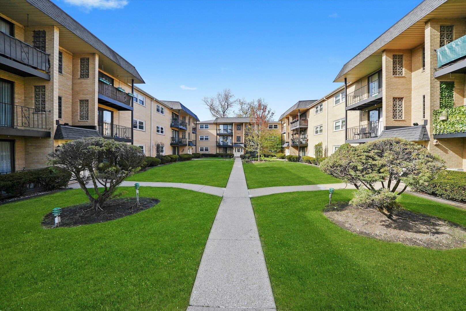 6568 W Roscoe Street Unit: 2N