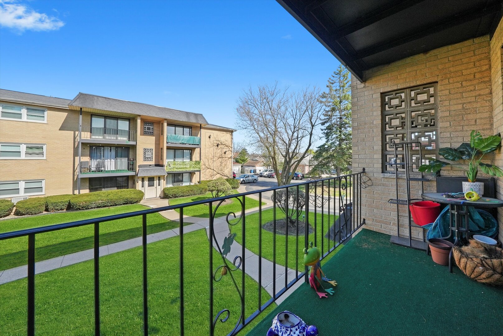 6568 W Roscoe Street Unit: 2N