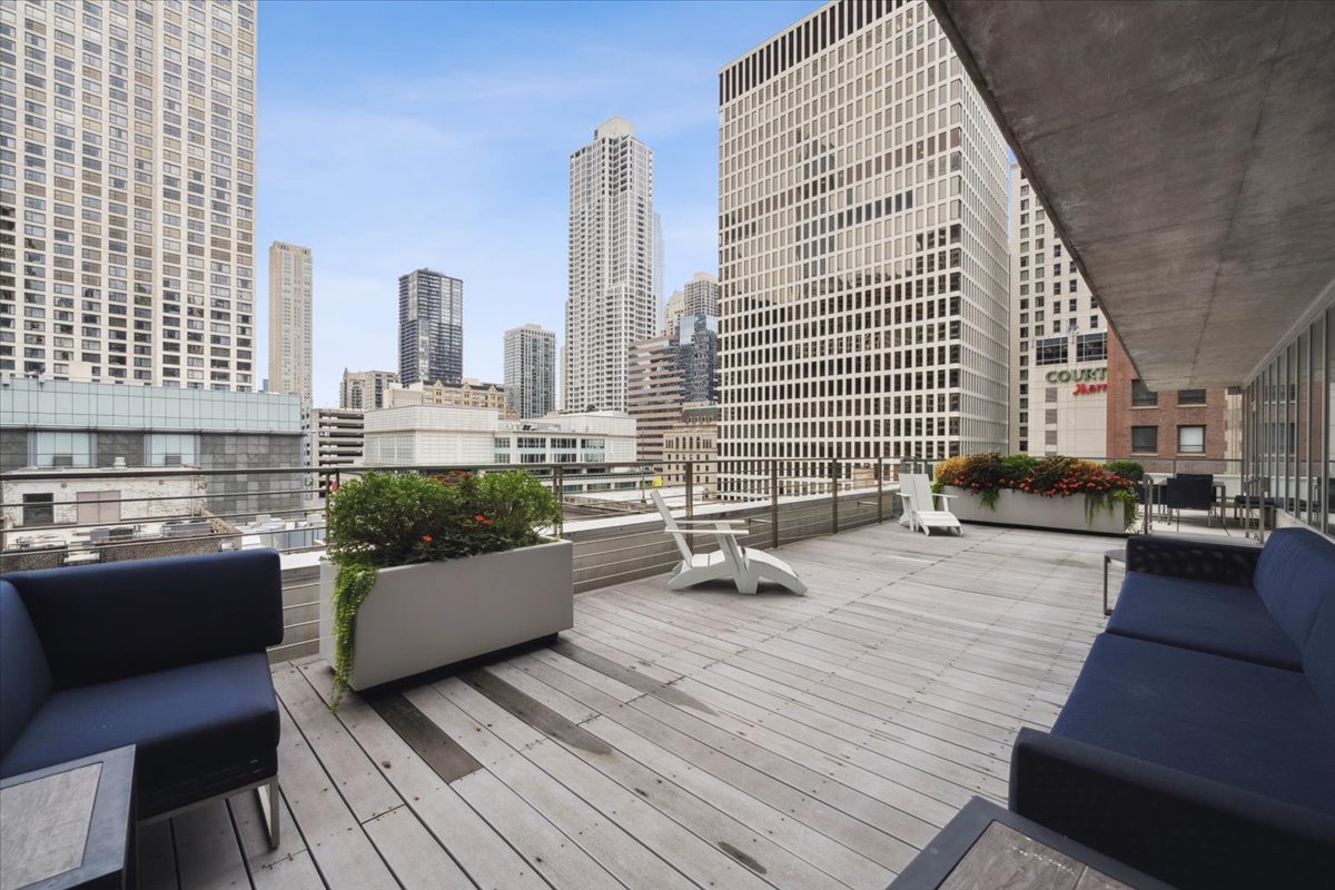 550 N Saint Clair Street Unit: 1508