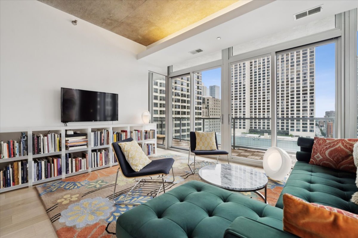 550 N Saint Clair Street Unit: 1508