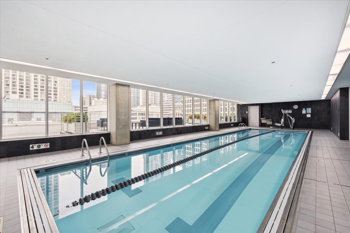 550 N Saint Clair Street Unit: 1508