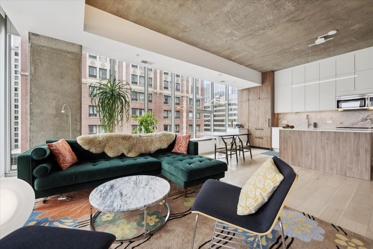 550 N Saint Clair Street Unit: 1508