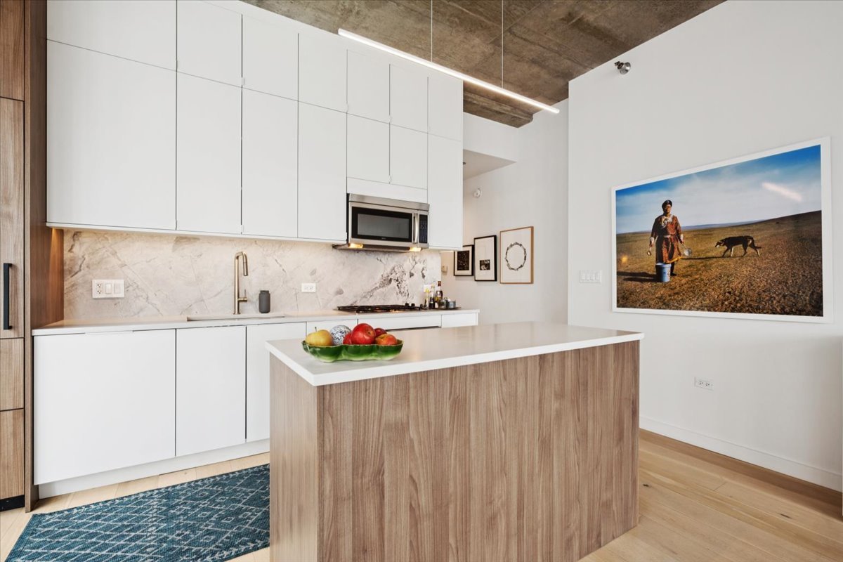 550 N Saint Clair Street Unit: 1508