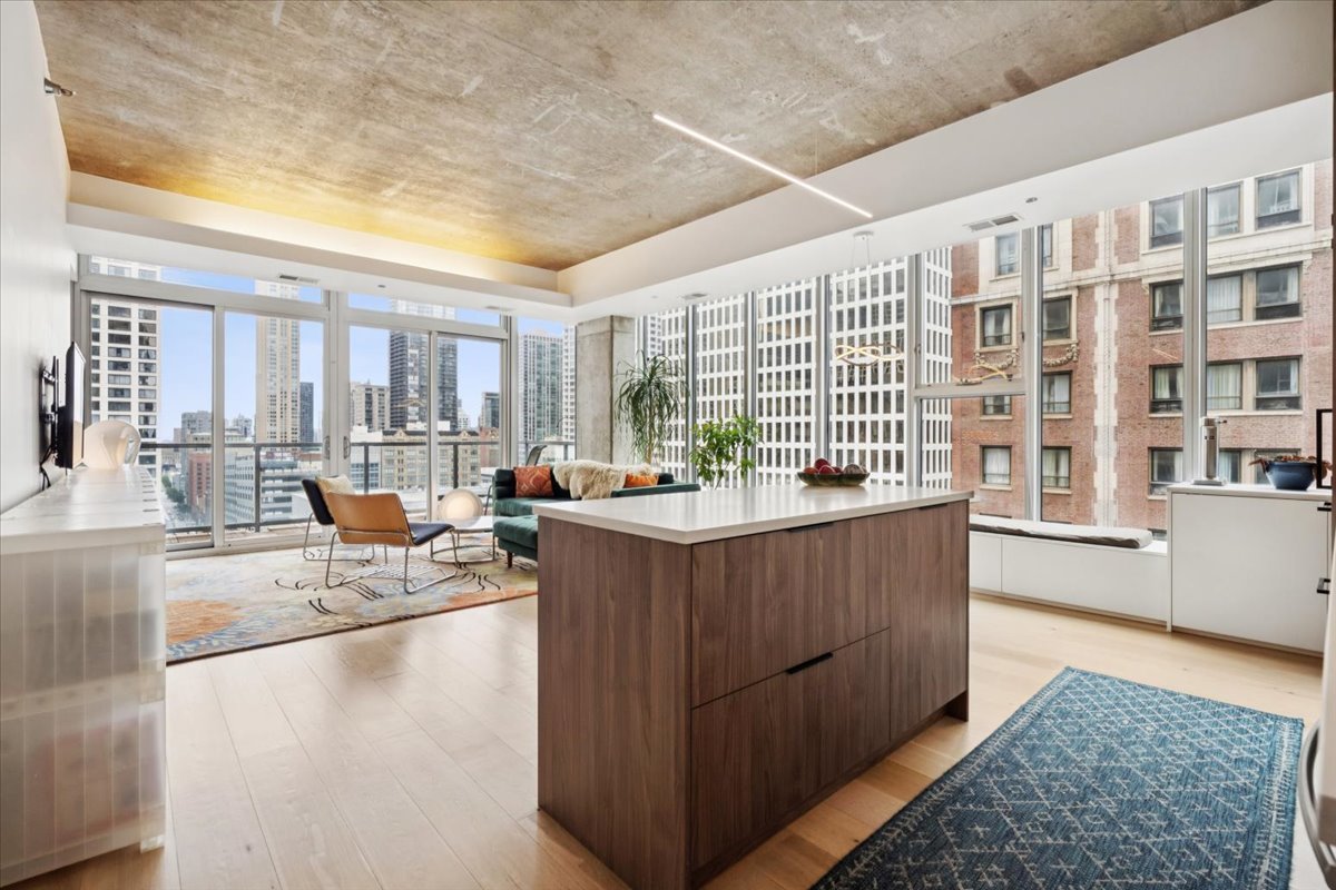 550 N Saint Clair Street Unit: 1508