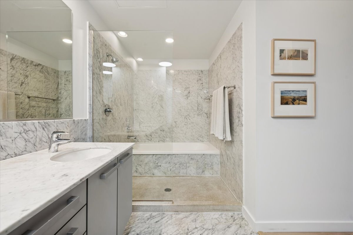 550 N Saint Clair Street Unit: 1508