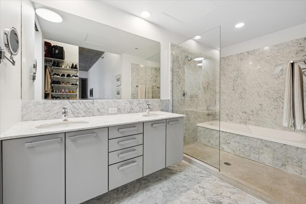 550 N Saint Clair Street Unit: 1508